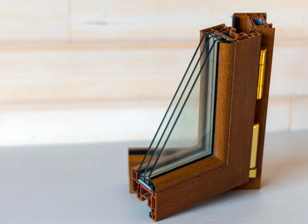 Installation de fenêtre en bois sur mesure Cugand